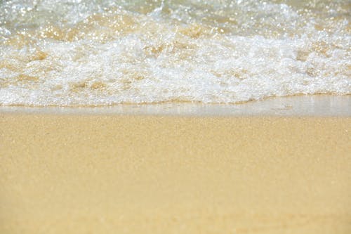 dalgalar, el sallamak, kum içeren Ücretsiz stok fotoğraf