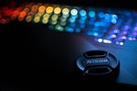 这款充满活力的原色键盘，采用尼康镜头盖聚焦，呈现出丰富的色彩与深度