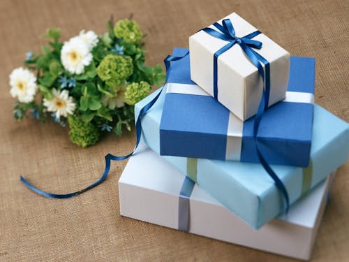 Mehrere Geschenkboxen In Der Nähe Der Weißen Blumen