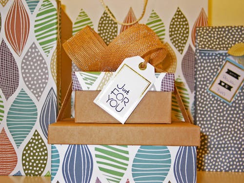 Крупный план подарочных коробок с поздравительной открыткой