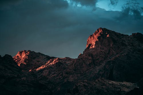 Ücretsiz Bulutlu Gökyüzü Altında Kaya Dağı'Nın Düşük Açılı Fotoğrafçılığı Stok Fotoğraflar