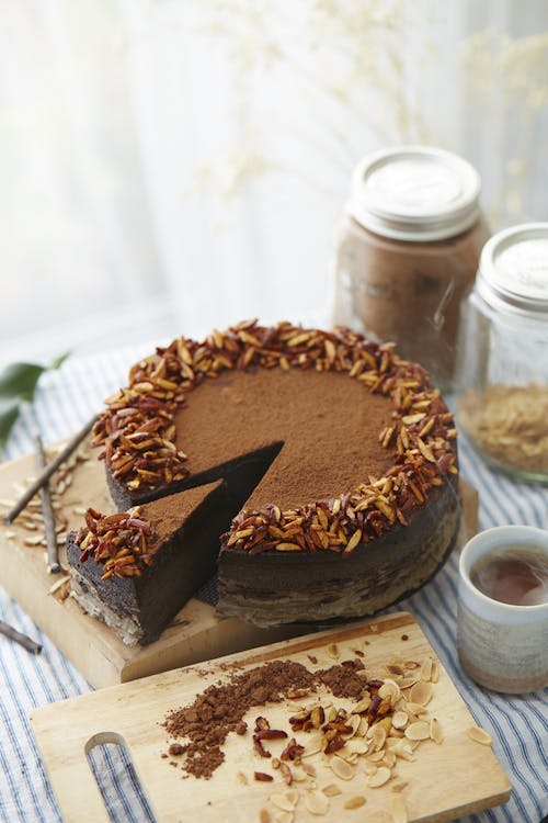 Schokoladenkuchen Neben Schneidebrett Auf Tisch