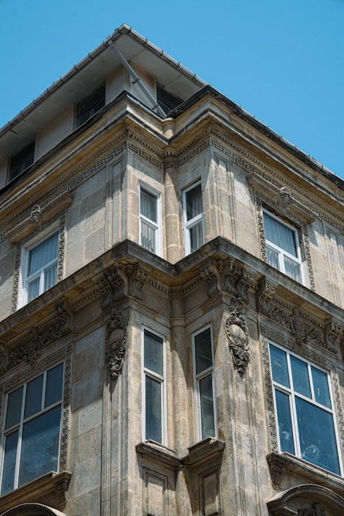 A building with many windows and a blue sky