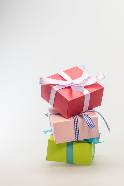 Tres Cajas De Regalo Apiladas Con Diferentes Colores