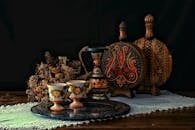 复古陶瓷茶杯和华丽的木制装饰优雅地摆放在乡村托盘上