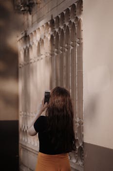 黑发女子拍摄城市中错综复杂的建筑，捕捉探索的瞬间