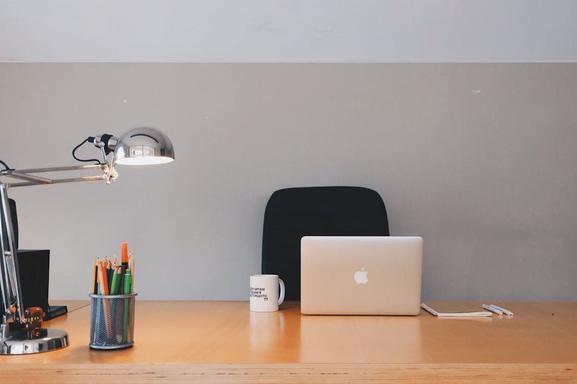 Silber Apple Macbook Auf Braunem Holztisch