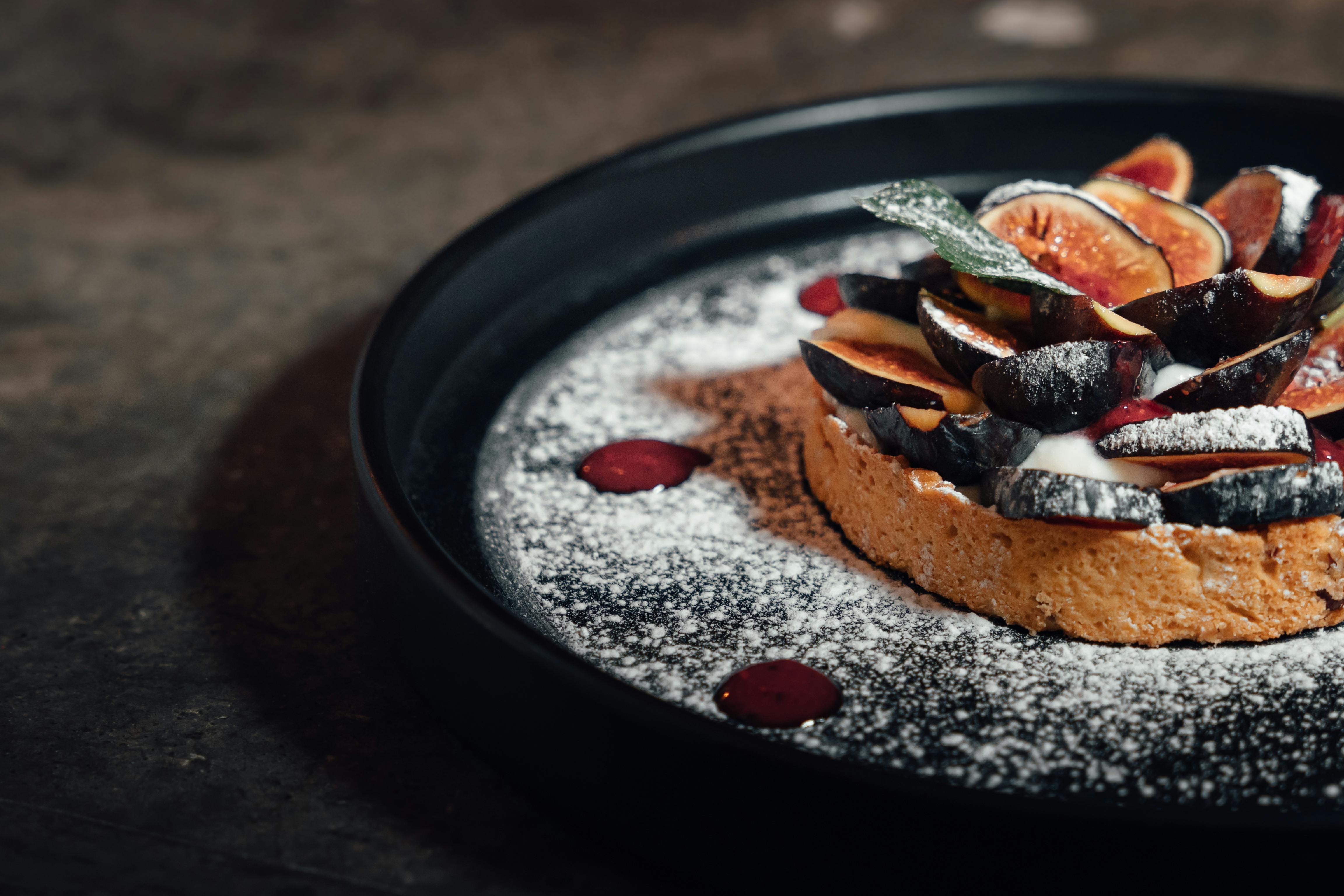 Tarte aux figues fraîches sur crème d'amande avec miel de châtaignier