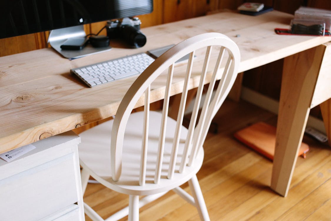免费 桌子旁边的白色木椅 素材图片