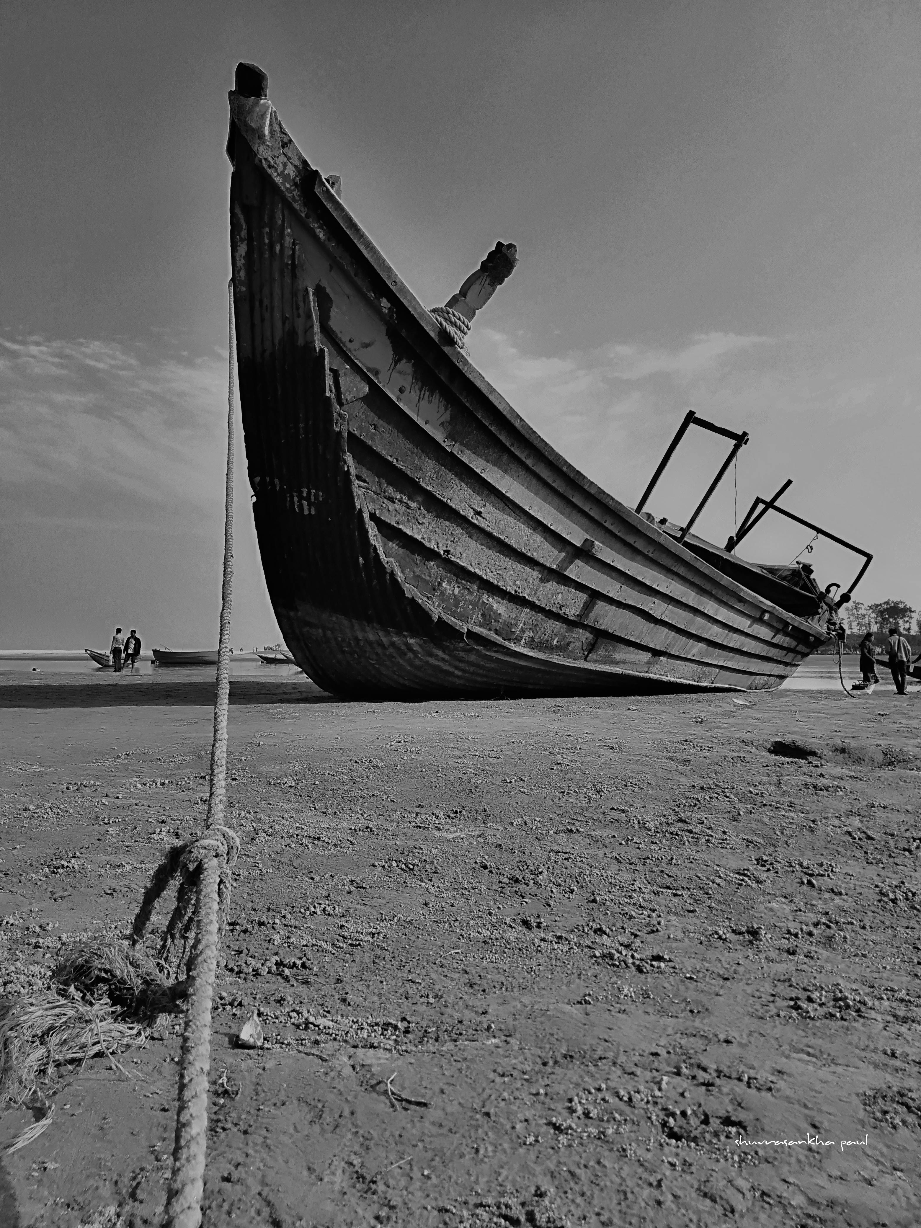 Kapal Laut Hitam Putih | infotiket.com