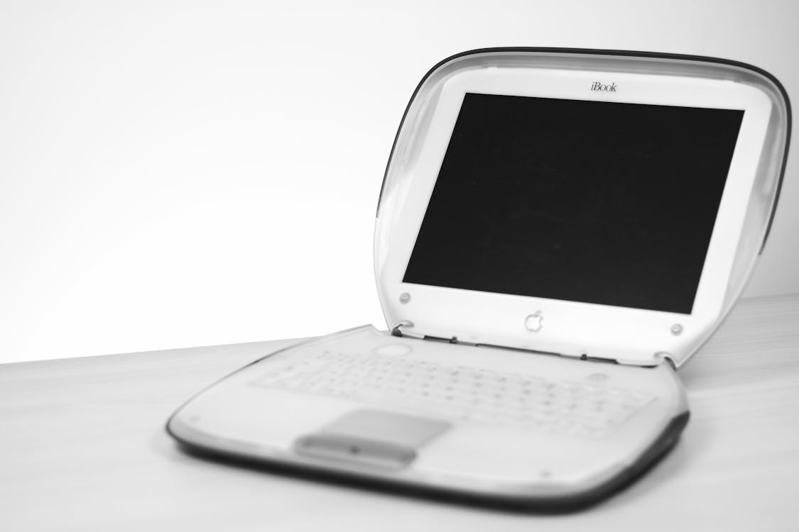 Witte Apple Laptop Op Zwart Scherm Op Wit Oppervlak