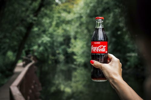 Person, Die Coca Cola Flasche Hält