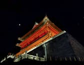 传统佛塔在夜间照明下呈现的低角度景观令人惊叹，完美融合了建筑与夜间摄影