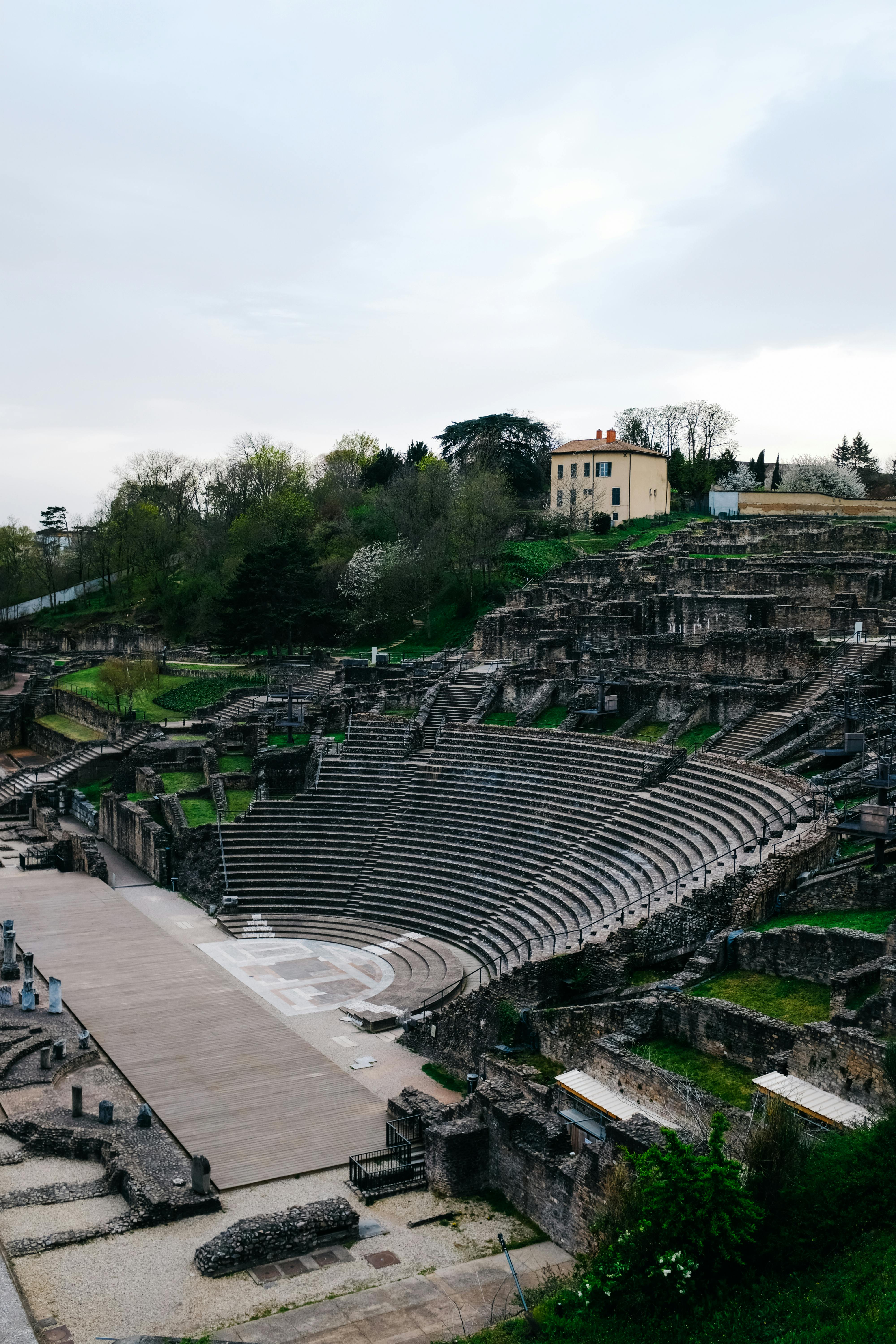 Amphithéâtre romain de Lyon, gradins de pierre et végétation