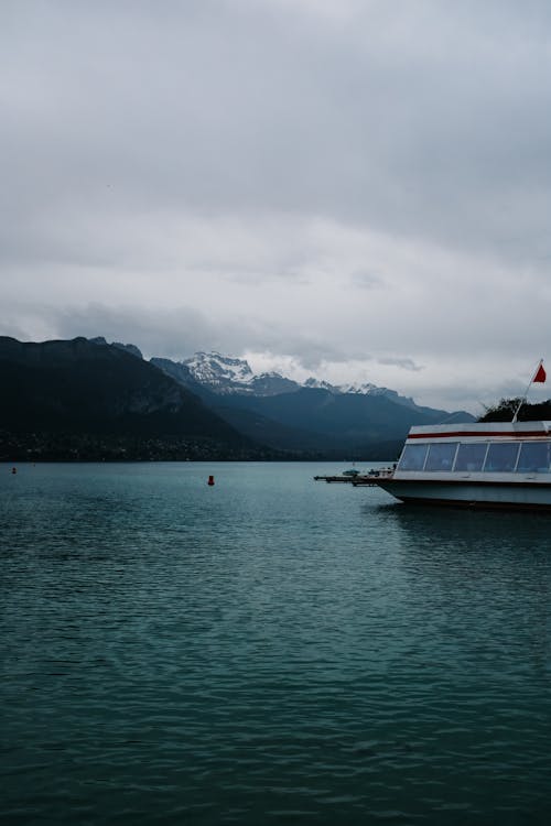 Kostnadsfri bild av båt, berg, dimma
