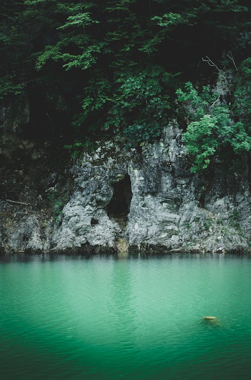 Fotobanka s bezplatnými fotkami na tému hora, jaskyňa, jazero