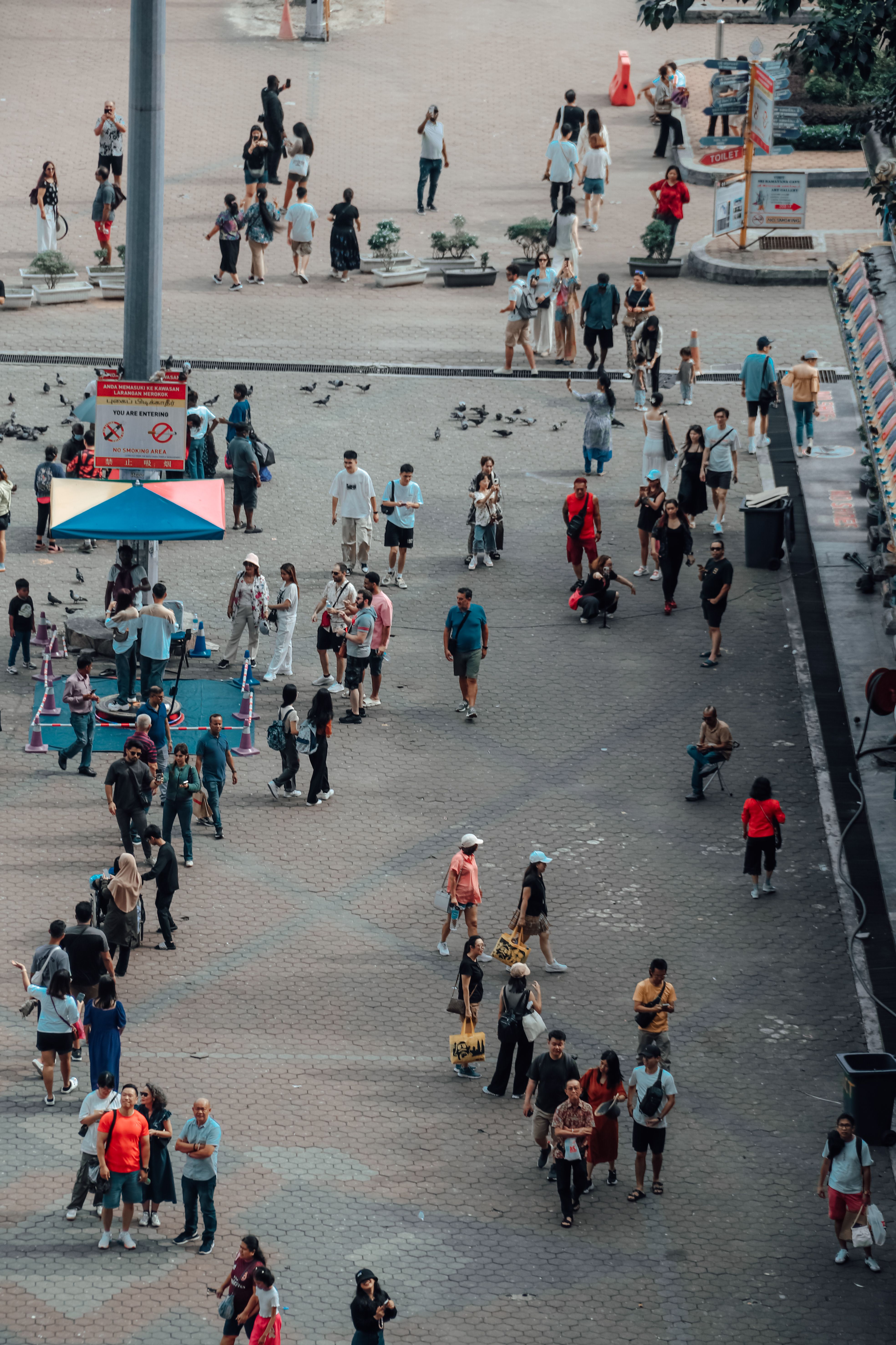 How to find quiet frames in a busy city walk — what subjects create a clean vanishing point?