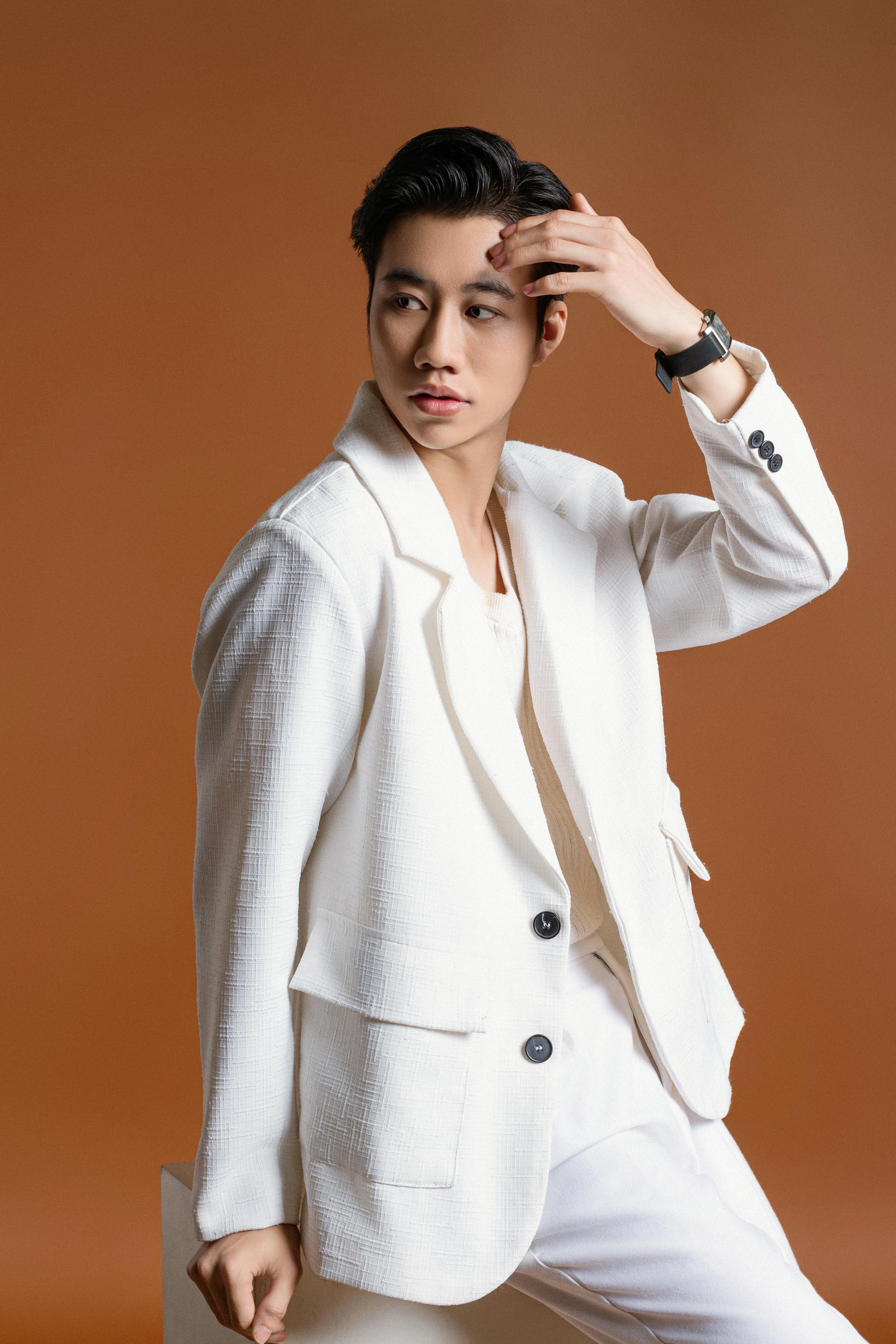 Zadarmo Fotobanka s bezplatnými fotkami na tému Ázijčan, biely oblek, doplnok hodiniek Fotka z fotobanky