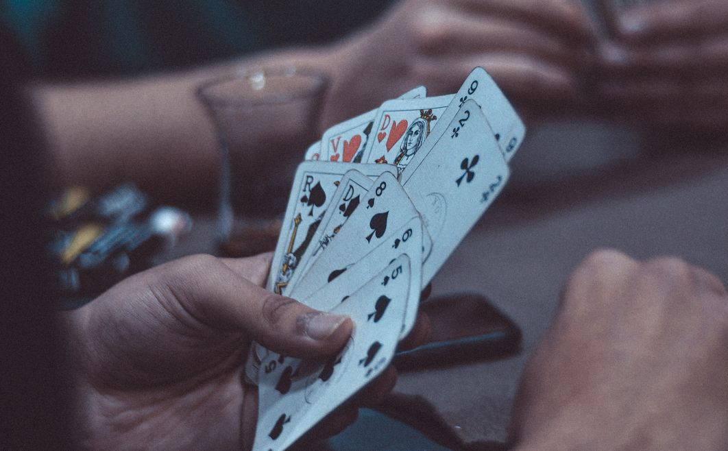 Online Casino Glücksspiel im regulierten deutschen Markt mit Karten und Chips