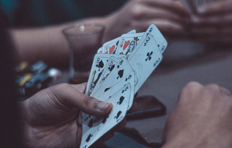Online Casino: Spielautomaten und Live-Spiele im Überblick