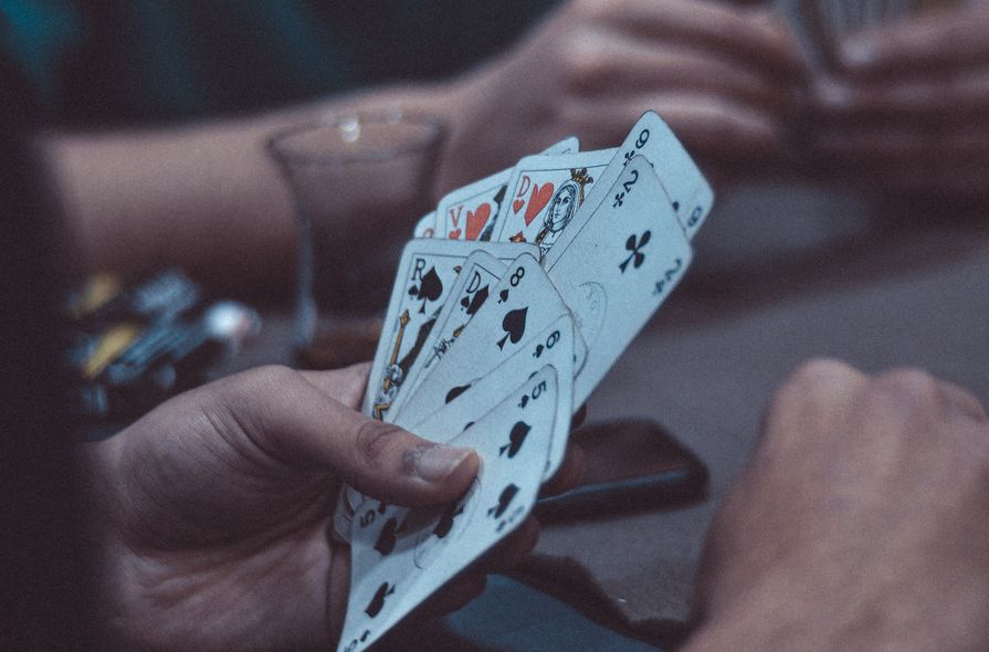 Online Casino: Spielautomaten und Live-Spiele im Überblick