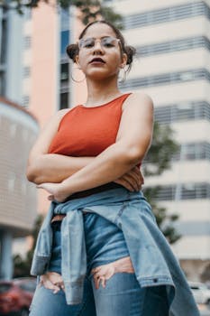 在城市中，时尚的女人双臂交叉，散发出自信