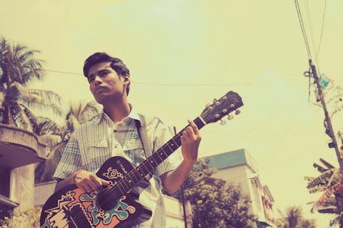 Foto stok gratis anak laki-laki India, film, gitar akustik