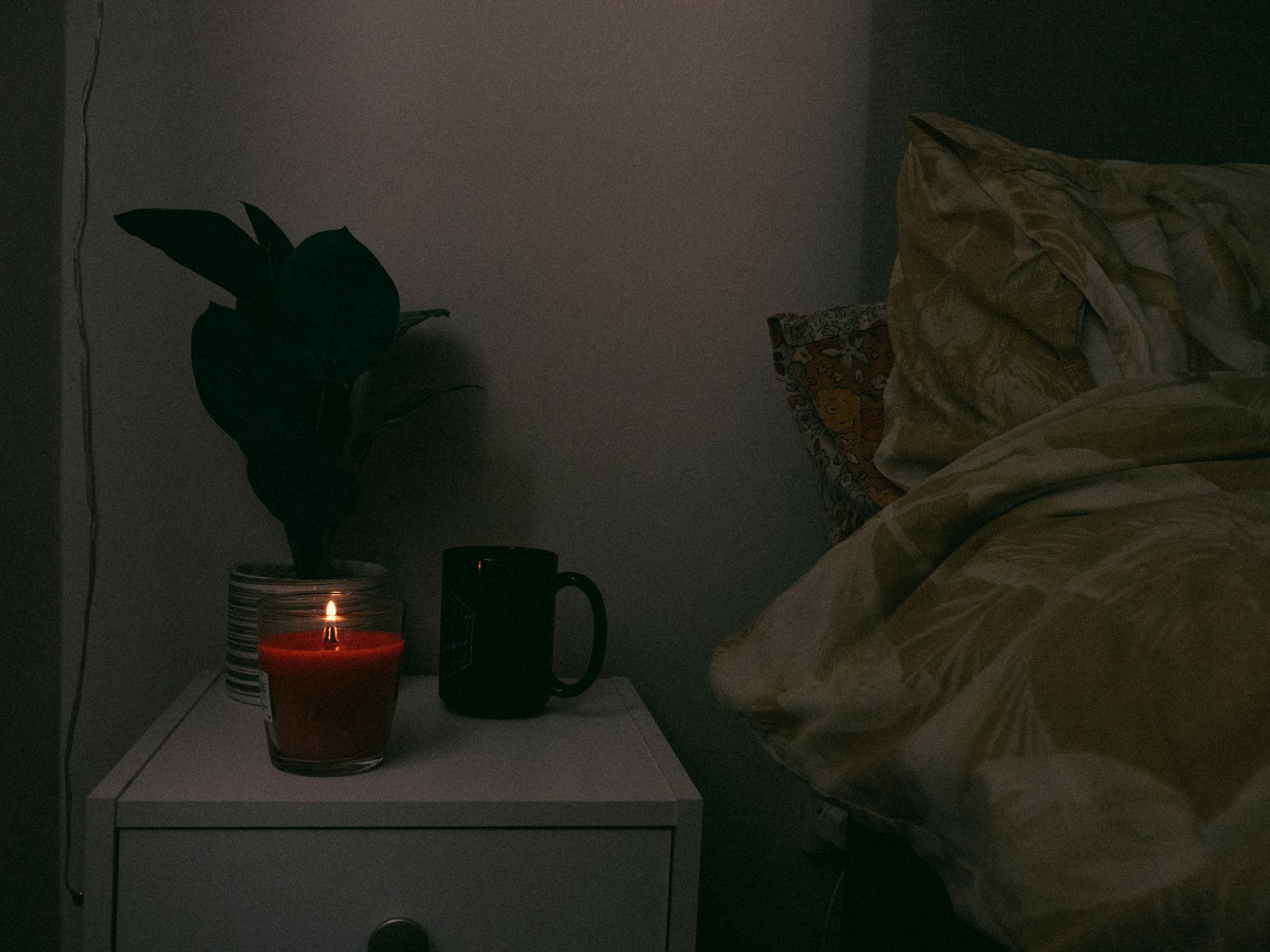 Gece vakti karanlık bir yatak odası