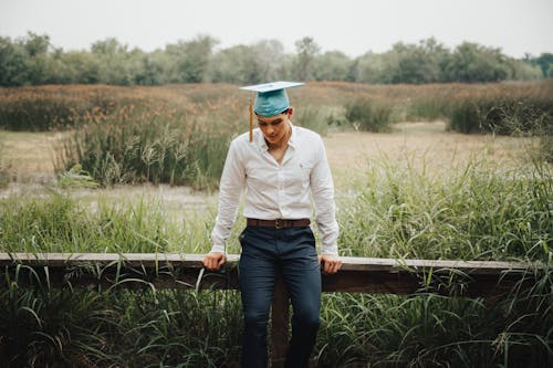 Photos gratuites de barrière, campagne, chapeau académique