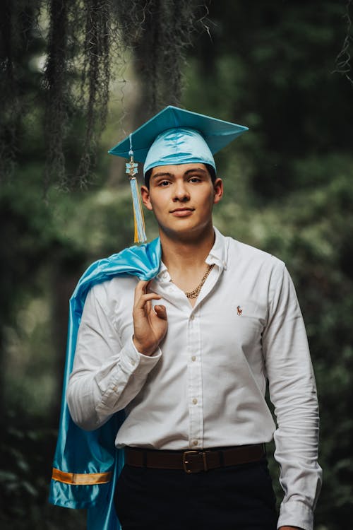 Foto d'estoc gratuïta de barret acadèmic, camisa blanca, dempeus