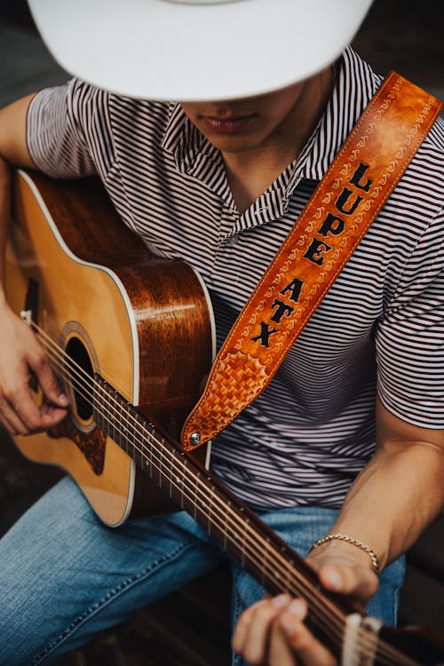 Immagine gratuita di cappello, chitarra, fotografia di moda