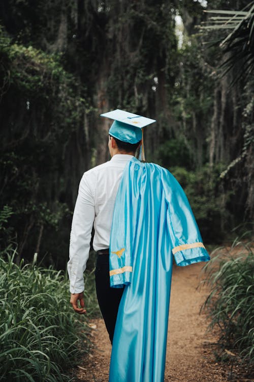 Základová fotografie zdarma na téma akademický klobouk, chůze, košile