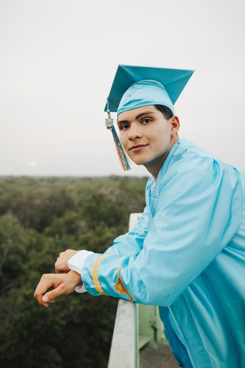 Photos gratuites de balustrade, chapeau académique, diplômé