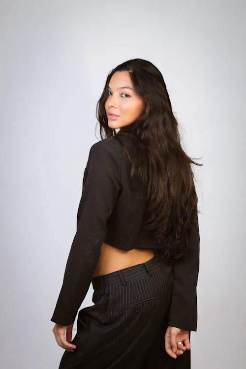 Základová fotografie zdarma na téma brunetka, černé oblečení, dlouhé vlasy