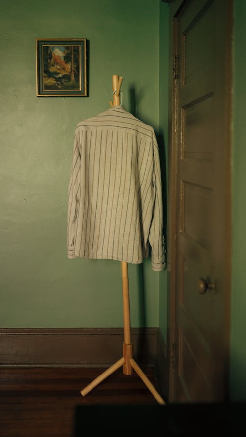 Free A shirt on a clothes rack in a room Stock Photo