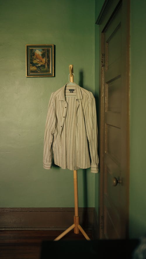 Free A shirt on a clothes rack in a room Stock Photo