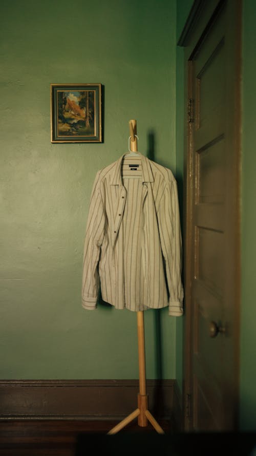 Free A shirt on a clothes rack in a room Stock Photo