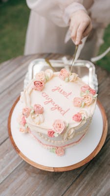 Engagement cake with flowers
