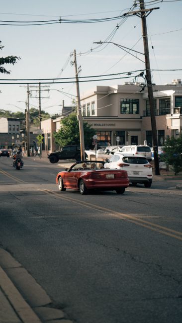 Fotomural Calle urbana en Annapolis con coches, líneas eléctricas y edificios en un día soleado.