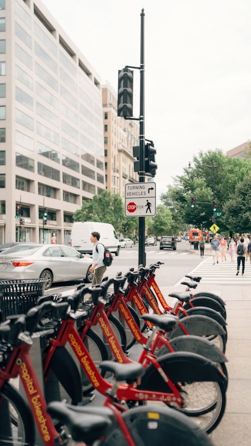 Foto d'estoc gratuïta de bicicletes de la ciutat, bicicletes vermelles, carrer