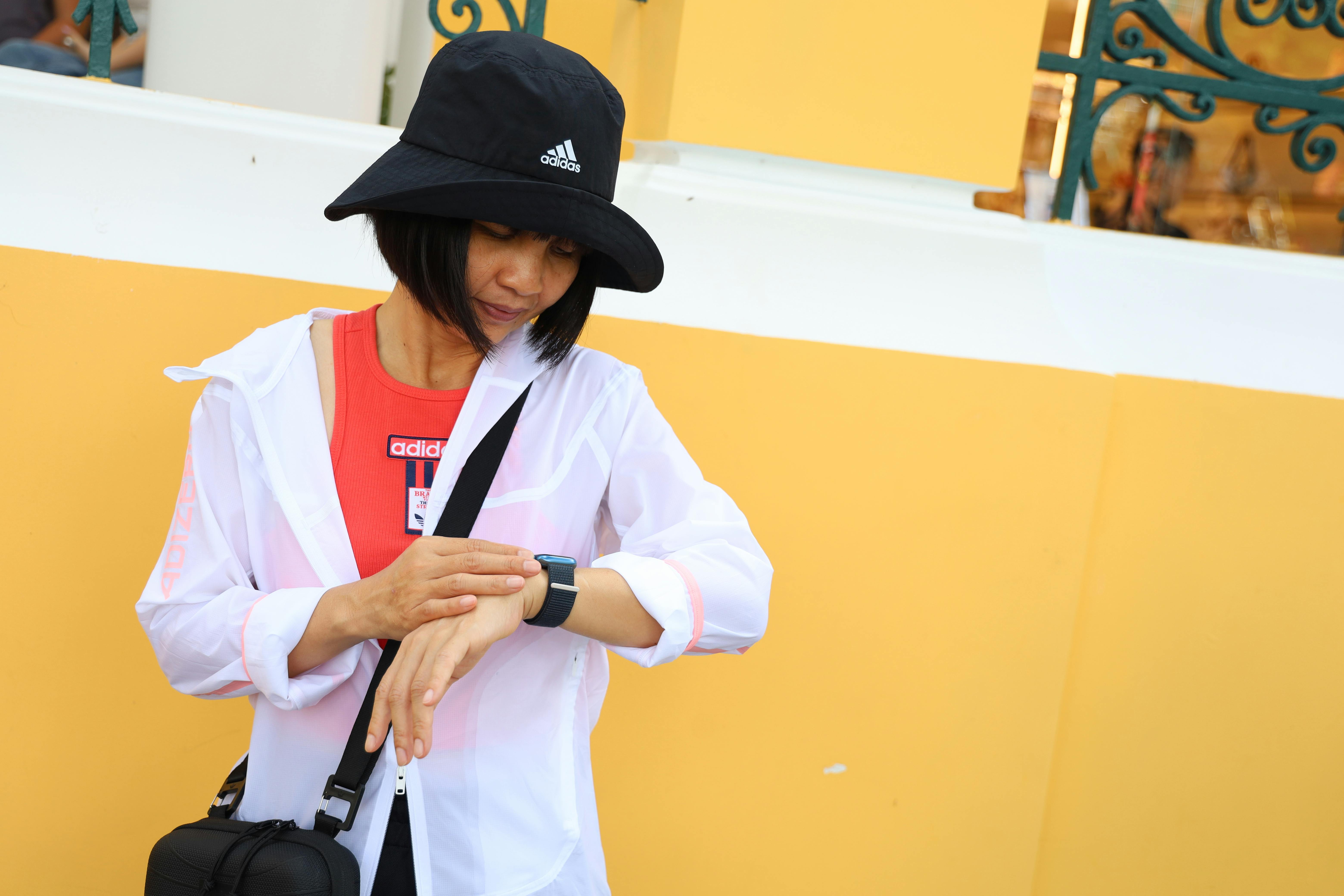Fitbit Just Ditched the Screen. Meet the $99 Fitness Tracker That Changes Everything — Photo by thAnh nguyễn on Pexels