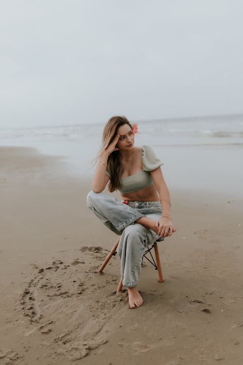 Foto profissional grátis de beira-mar, cabelo castanho, cabelo comprido