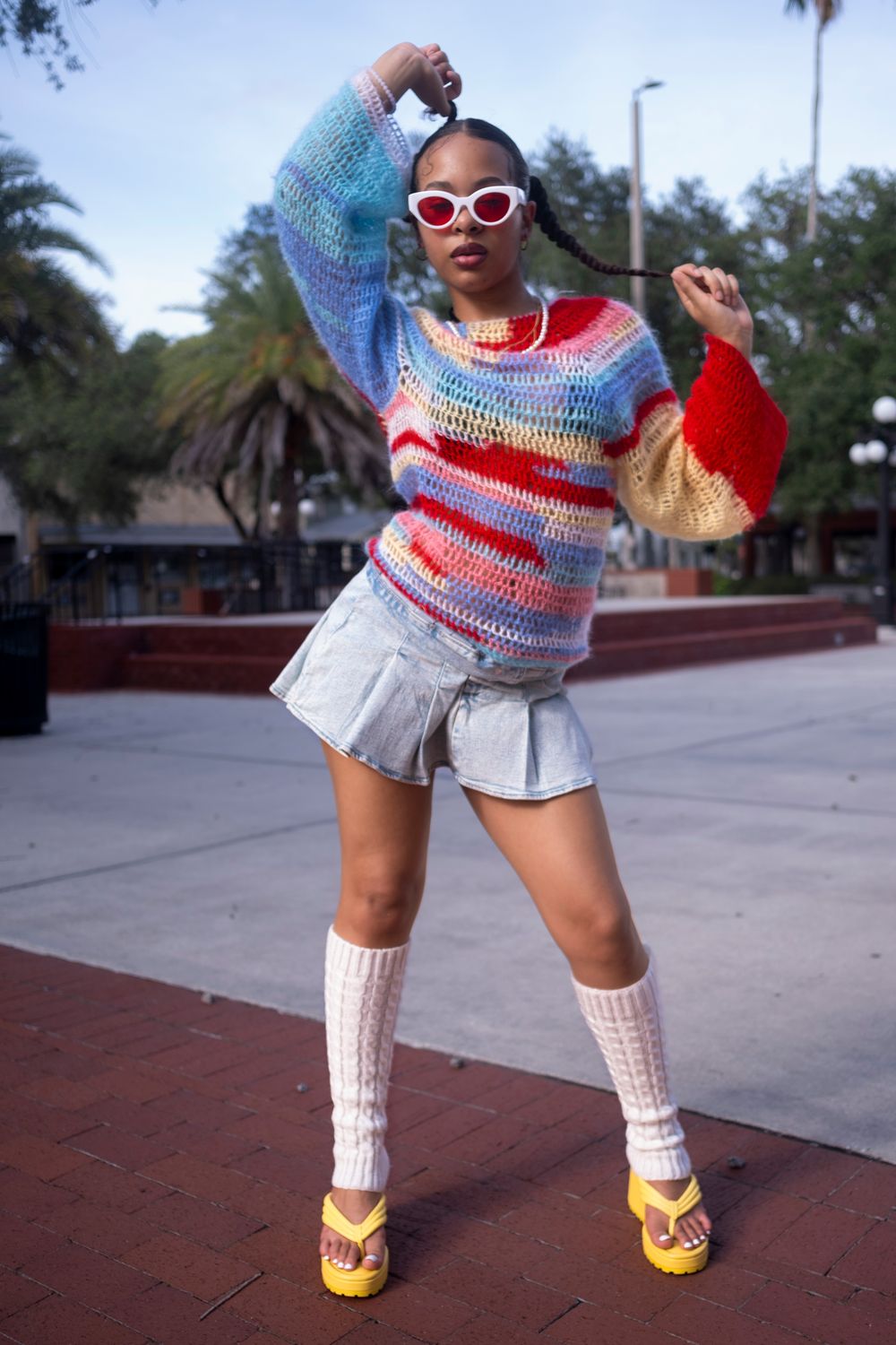 Farbenfroher Strickpullover zum Jeansrock