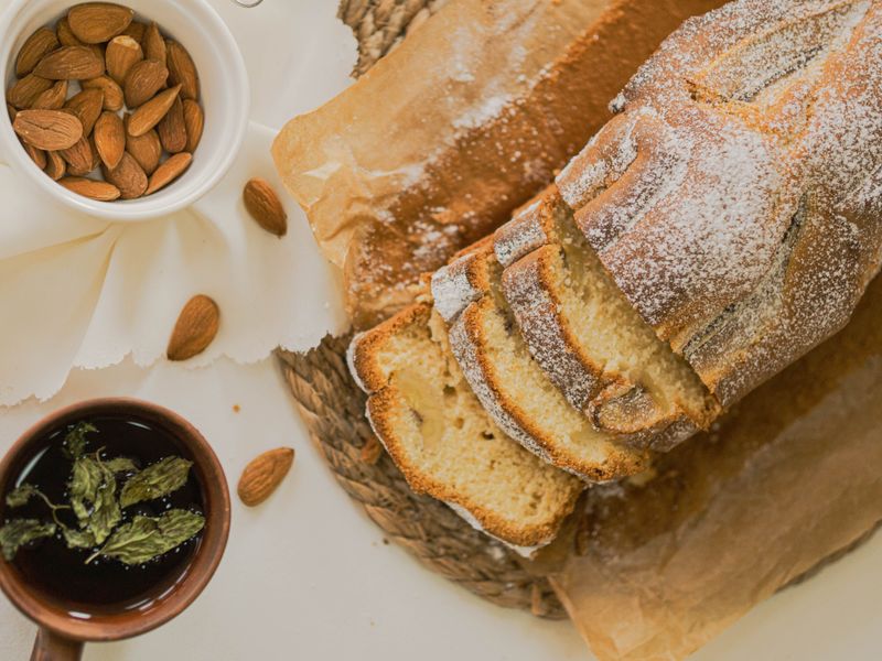 Pain cétogène aux amandes tranché, avec un bol d’amandes entières à côté.