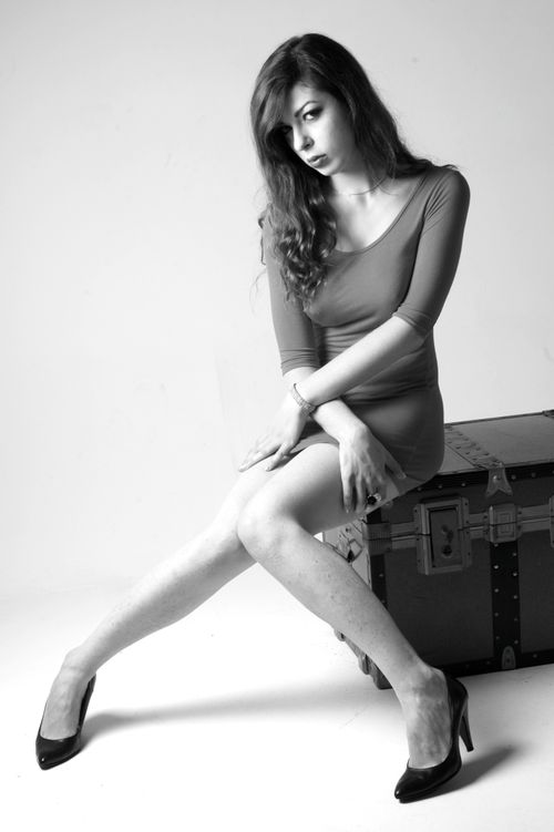 Free Elegant black and white studio photo of a woman in a fashionable pose. Stock Photo