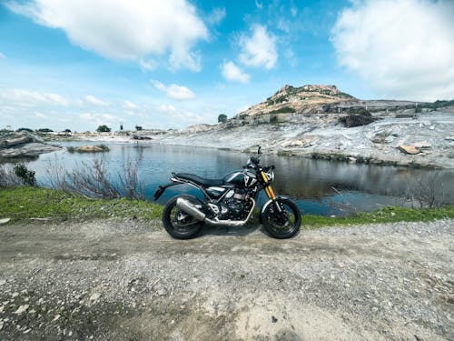 Darmowe zdjęcie z galerii z czarny motocykl, droga rowerowa, duży rower