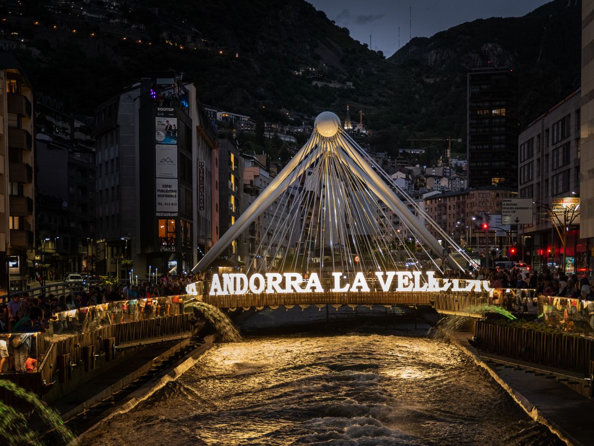 Podul Pont de Paris iluminat seara peste râul Gran Valira, în centrul orașului Andorra la Vella