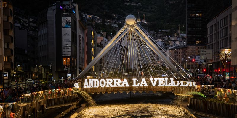El centro de Andorra la Vella iluminado de noche, junto a Escaldes