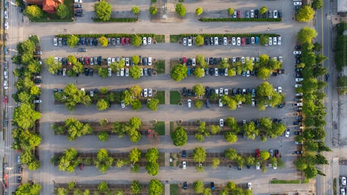 Foto De Vista Superior De Automóviles En El Estacionamiento