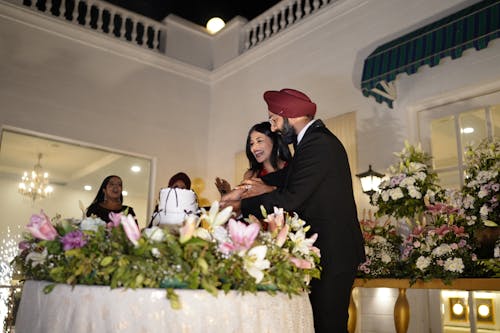 Бесплатное стоковое фото с sardarji, влюбленная пара, Индийская свадебная одежда